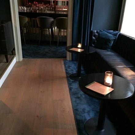 Luksuriøs løsning til gulvet med Vorwerks velour tæppe på Cocktail-bar i Kbh.
