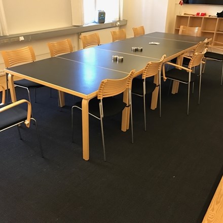 Sisaltæppe i sort dess. 64006 med kantbånd lavet efter special-mål til mødelokale i København